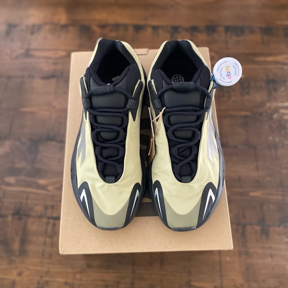 •SOLD• Adidas Yeezy 700 MNVN RESIN Size 8 NEW